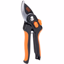 La cisaille de jardin BLACK+DECKER est conçue pour répondre aux besoins des jardiniers en quête d'un outil fiable et performa ...