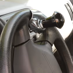 Boule universelle pour volant Ce Pommeau de volant Carpoint facilite la conduite du véhicule. Le volant peut être tourné à 36 ...