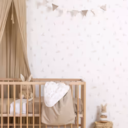 Décorez la chambre de votre enfant avec ce charmant papier peint intissé au motif de petits lapins malicieux. Une décoration  ...