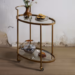 Adoptez cette élégante desserte à roulettes en verre et métal laiton à la fois maniable et esthétique. De forme circulaire, e ...