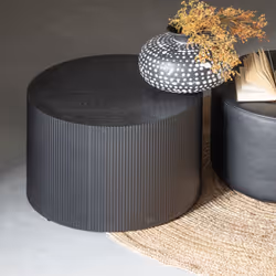 Ceci est une table basse ronde en bois noir mat , un modèle polyvalent qui vous inspirera des idées déco personnalisées. Ses  ...
