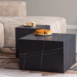 Cette table basse présentée comme un bloc de marbre noir d'une forme cubique apporte une touche moderne à votre intérieur. Ce ...