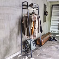 Rangez vos vêtements sur ce portant à vêtements en bois et métal noir , la combinaison parfaite du style et de la fonction. F ...