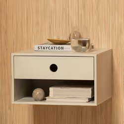 Adepte du style minimaliste ? Vous aimerez sûrement ce chevet suspendu 1 tiroir décor gris clair . D'un design simple, ayant ...