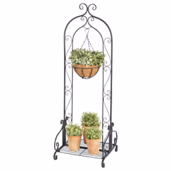 Cette jolie étagère en fer forgé ressemble à un piedestal pour vos plantes et herbes aromatiques. Sa ligne épurée et classiqu ...