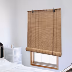 Ce store roulant en bambou naturel est conçu pour assurer l'intimité, tout en laissant entrer un peu de lumière, ce qui en fa ...