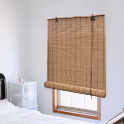 Ce store roulant en bambou naturel est conçu pour assurer l'intimité, tout en laissant entrer un peu de lumière, ce qui en fa ...