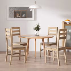 Cet élégant ensemble de chaises de salle à manger en bois saura attirer l'attention dans votre cuisine ou salle à manger. Les ...