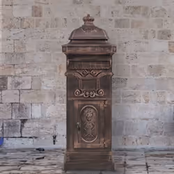 Notre belle boîte aux lettres à pilier de style antique sera un supplément pratique ainsi que décoratif à votre jardin ou à v ...
