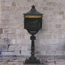 Description générale Notre belle boîte aux lettres sur pied de style antique est un ajout pratique et décoratif pour votre ja ...