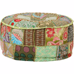 Profitez d'un moment de détente avec notre pouf fait à la main à l'aspect vintage ! Avec son design en patchwork, il attirera ...