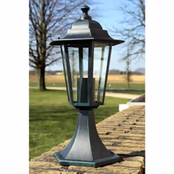 Description générale Cette lampe de jardin, d’une hauteur de 41 cm, est un éclairage décoratif idéal pour les jardins, les pa ...