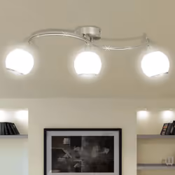 Ce plafonnier unique, avec trois abat-jour en verre, présente un design moderne. La finition en nickel satiné donne à cette l ...