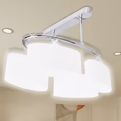 Ce plafonnier unique, avec 4 abat-jours en verre, présente un design moderne. La finition chromée donne à cette lampe un styl ...