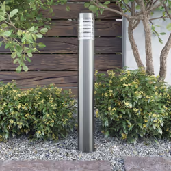 Ce lampadaire d'extérieur avec une finition en acier inoxydable sera sûrement un beau look pour les porches, les patios, les  ...