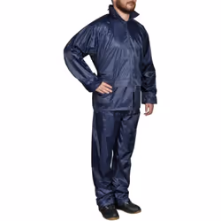 Cette combinaison de pluie 2 pièces légère mais durable sera idéale pour toutes les activités en plein air, telles que la ran ...