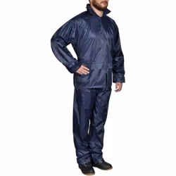 Cette combinaison de pluie 2 pièces légère mais durable sera idéale pour toutes les activités en plein air, telles que la ran ...