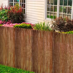 Description générale Ce rouleau de clôture en saule naturel et écologique constitue un ajout pratique pour votre jardin. Cett ...