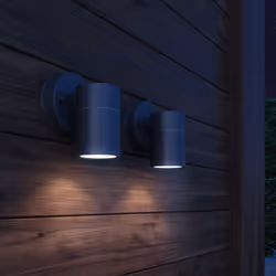 Cette lampe murale d'extérieur élégante a un design discret et moderne. Fabriquée en acier inoxydable, cette applique amélior ...