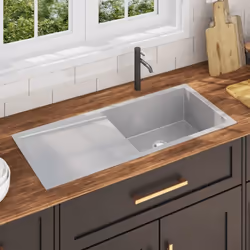 Profitez de l'avantage de cet évier de cuisine au design contemporain épuré. La vasque avec égouttoir en finition soyeuse et ...