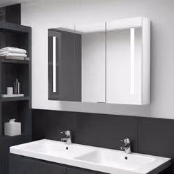 Introduisez une esthétique agréable dans votre salle de bain avec notre armoire à miroir de courtoisie LED ! Notre armoire mu ...