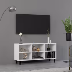 Améliorez votre intérieur avec ce meuble TV bien conçu et chic, présentant un charme industriel. Ce meuble TV à quatre pieds  ...