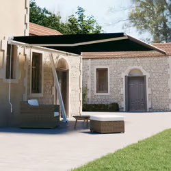 Créez un endroit agréable et frais dans vos espaces extérieurs avec cet auvent rétractable ! Construit avec un cadre en alumi ...