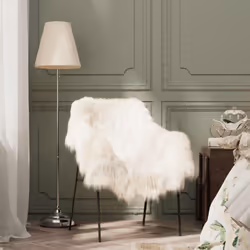 Cette housse de chaise en peau de mouton islandaise est douce et lisse, conçue pour créer une ambiance confortable et chaleur ...