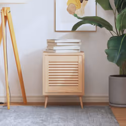 Cette porte d'armoire en bois avec un design à persiennes est un choix parfait que vous souhaitiez une pièce d'accent ou pour ...