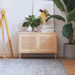 Ces portes d'armoire en bois avec un design à persiennes sont un choix parfait que vous souhaitiez une pièce d'accent ou pour ...