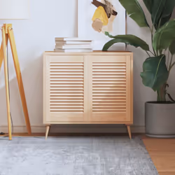 Ces portes d'armoire en bois avec un design à persiennes sont un choix parfait que vous souhaitiez une pièce d'accent ou pour ...