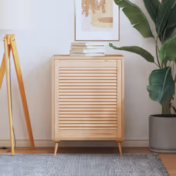 Cette porte d'armoire en bois avec un design à persiennes est un choix parfait que vous souhaitiez une pièce d'accent ou pour ...