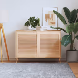 Ces portes d'armoire en bois avec un design à persiennes sont un choix parfait que vous souhaitiez une pièce d'accent ou pour ...