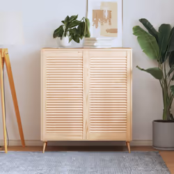 Ces portes d'armoire en bois avec un design à persiennes sont un choix parfait que vous souhaitiez une pièce d'accent ou pour ...