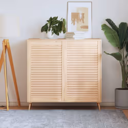 Ces portes d'armoire en bois avec un design à persiennes sont un choix parfait que vous souhaitiez une pièce d'accent ou pour ...