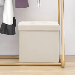 Ce tabouret de rangement pliable polyvalent et doux présente un design douillet qui convient à tout décor intérieur. Il peut ...