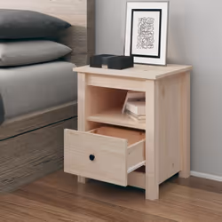 Dotée d'un design attrayant et pratique, cette table de chevet en bois est un supplément esthétique et pratique à votre pièce ...