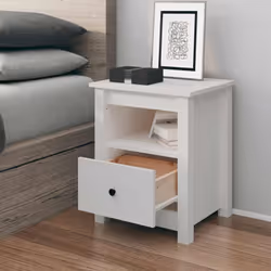 Dotée d'un design attrayant et pratique, cette table de chevet en bois est un supplément esthétique et pratique à votre pièce ...