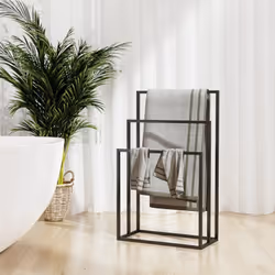 Maximisez l'espace dans votre salle de bain tout en ajoutant des looks élégants avec ce porte-serviettes sur pied ! Matériau  ...