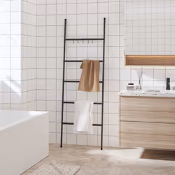 Cette échelle porte-serviettes sur pied à 5 niveaux présente une solution de rangement intelligente et élégante dans la salle ...