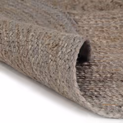 Donnez une touche naturelle à votre intérieur avec ce tapis en jute tressé ! C'est le choix parfait pour décorer votre pièce  ...