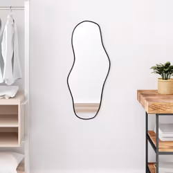 Description générale Ajoutez une touche d'esthétique minimaliste à votre décor avec ce miroir mural pratique. Fabriqué en ver ...
