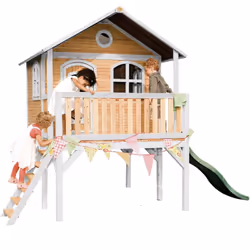 Les enfants adorent jouer avec leurs amis dans la maison de jeux en bois Sophie Brown/White de AXI. Montez les escaliers, fra ...