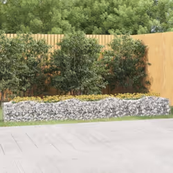 Ce lit surélevé à gabions arqué est un moyen pratique de créer une bordure solide pour les fleurs dans votre jardin et sur vo ...
