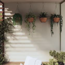 Remplissez ces jardinières suspendues de couleur et de variété pour ajouter un look époustouflant à votre projet de plantatio ...