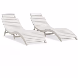 Ces chaises longues en bois classiques sont idéales pour prendre un bain de soleil et vous détendre près de la piscine, sur l ...