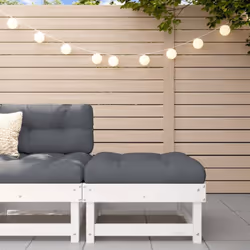 Ce repose-pied de jardin en bois, qui se démarque par son design à lattes et son coussin moelleux, sera un excellent suppléme ...