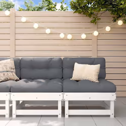 Ces canapés centraux en bois, qui se démarquent par leur design à lattes et leurs coussins moelleux, seront un excellent supp ...