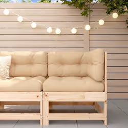 Ce canapé d'angle en bois, qui se démarque par son design à lattes et ses coussins moelleux, sera un excellent supplément à v ...