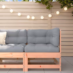 Ce canapé d'angle en bois, qui se démarque par son design à lattes et ses coussins moelleux, sera un excellent supplément à v ...